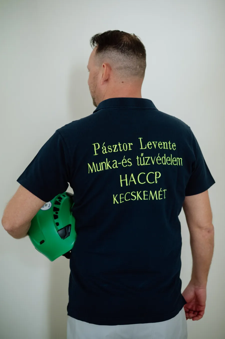 Pásztor Levente háttal